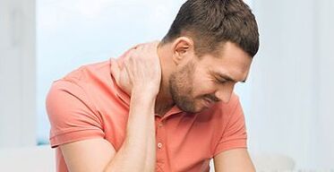 dolor en el cuello de un hombre con osteocondrosis cervical
