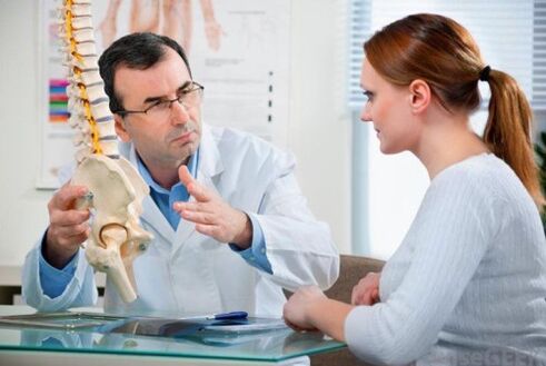 consulta con un médico para la osteocondrosis de la columna vertebral