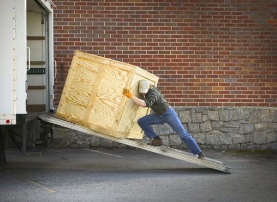 La artrosis se llama enfermedad de los cargadores y levantadores de pesas; estas profesiones son las más peligrosas para la articulación del hombro.