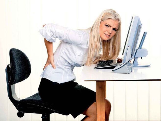 la chica tiene dolor de espalda