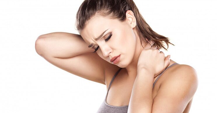 la niña tiene dolor de cuello